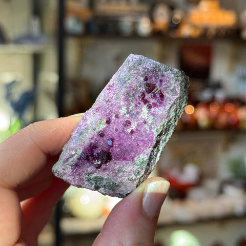 Ravenstone Crystals Kämmererite "Dante"