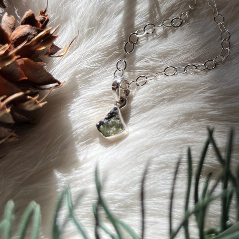 Ravenstone Crystals Moldavite Necklace "Iris"