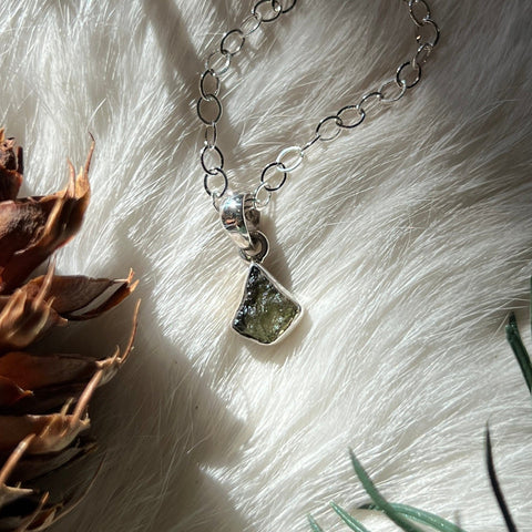 Ravenstone Crystals Moldavite Necklace "Iris"