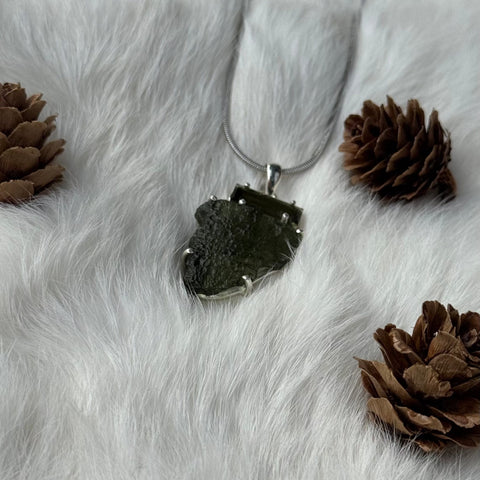 Ravenstone Crystals Moldavite Necklace "Jenny"