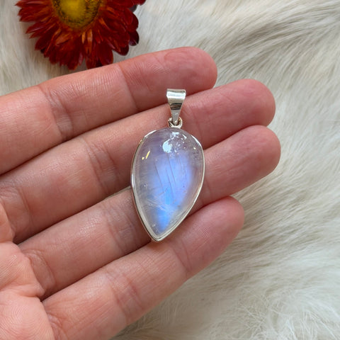Ravenstone Crystals Moonstone Necklace "Judith"