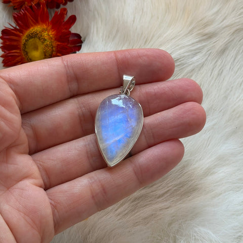 Ravenstone Crystals Moonstone Necklace "Martha"