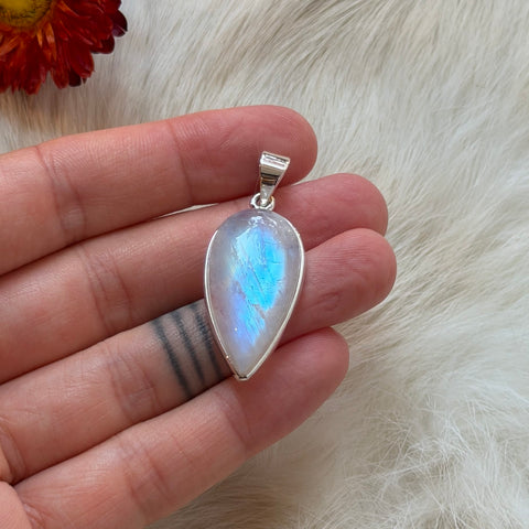 Ravenstone Crystals Moonstone Necklace "Michelle"