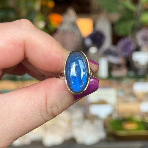 Ravenstone Crystals Labradorite Ring "Griffin" - Size 5.5