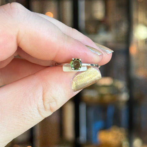 Ravenstone Crystals Moldavite Ring "Frida" - Size 8.5