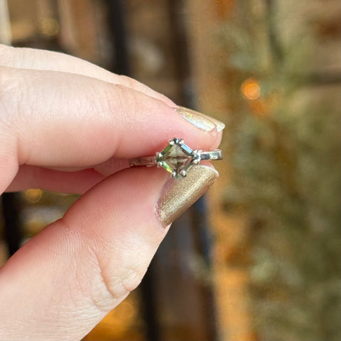 Ravenstone Crystals Moldavite Ring "Miro" - Size 5.5