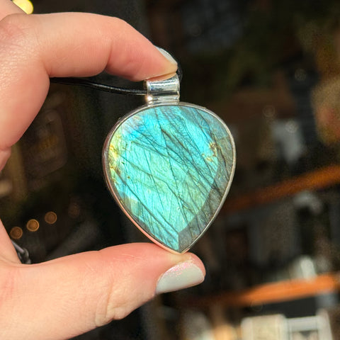 Ravenstone Labradorite Necklace "Cheyenne"