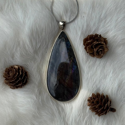 Ravenstone Labradorite Necklace "Lauren"