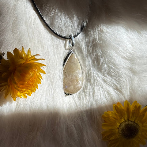 Ravenstone Moonstone Necklace "Bettie"