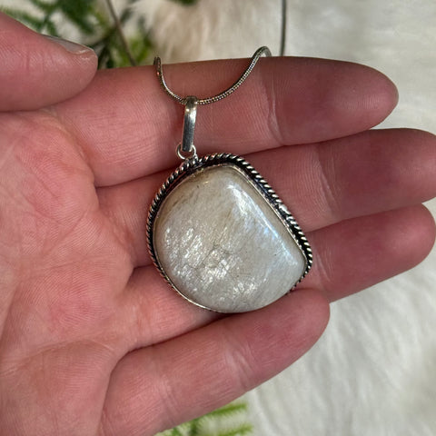 Ravenstone Moonstone Necklace "Yolanda"