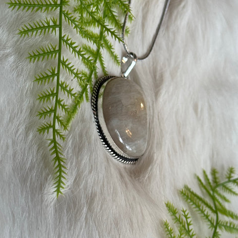 Ravenstone Moonstone Necklace "Yolanda"