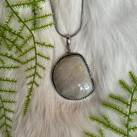 Ravenstone Moonstone Necklace "Yolanda"