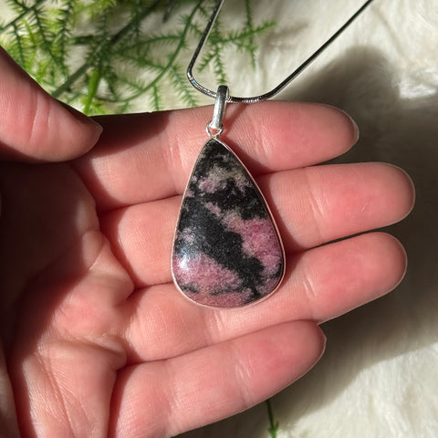 Ravenstone Rhodonite Necklace "Laine"
