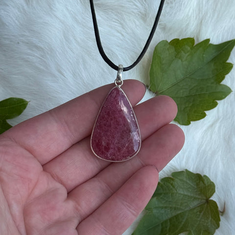 Ravenstone Rhodonite Necklace "Susanne"