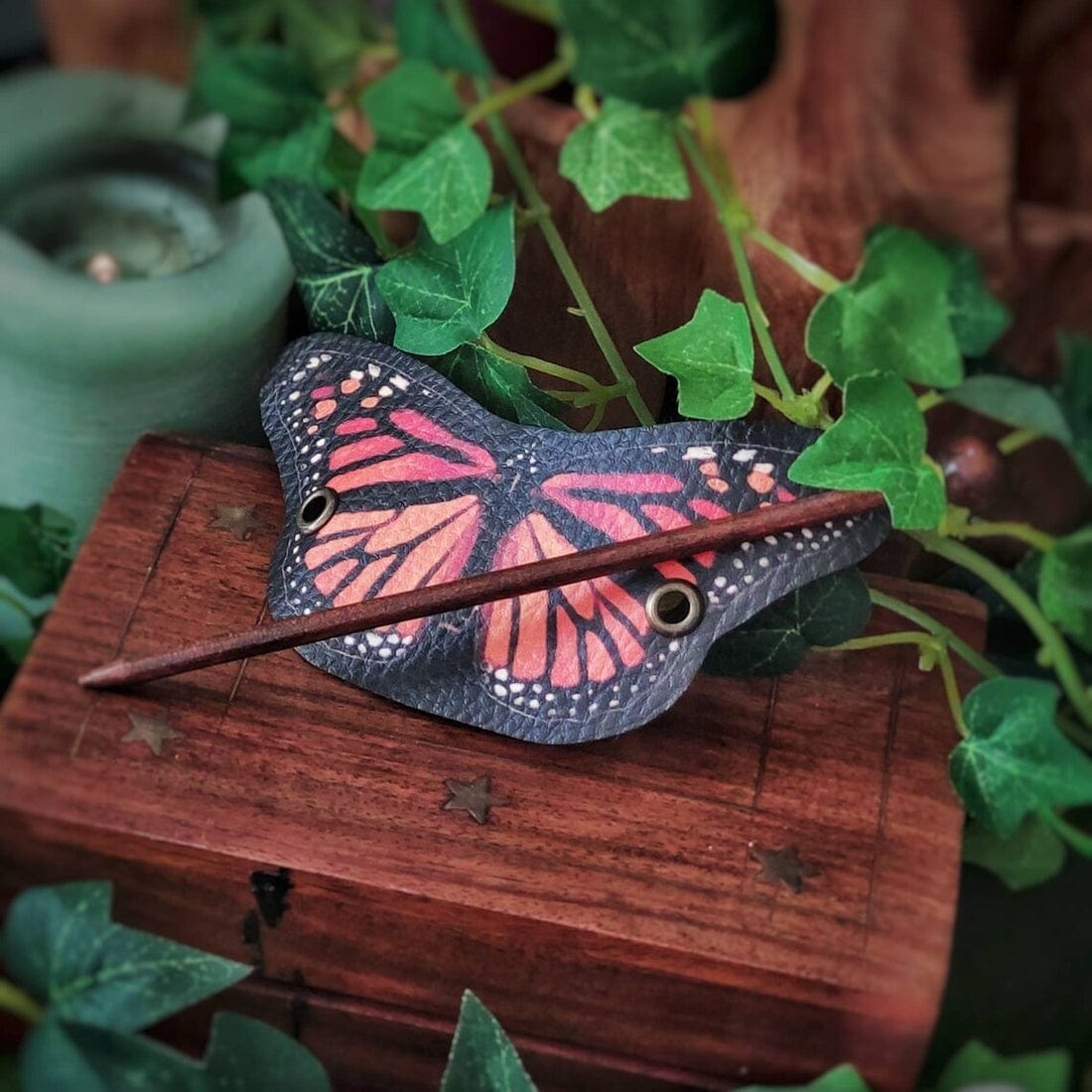 Costurero Real Monarch Butterfly Vegan Leather Hair Barrette